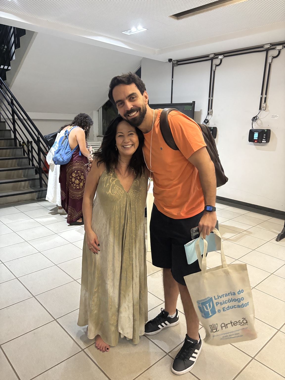 Caio Fábio Martins ao lado de Karina Fukumitsu durante o congresso.