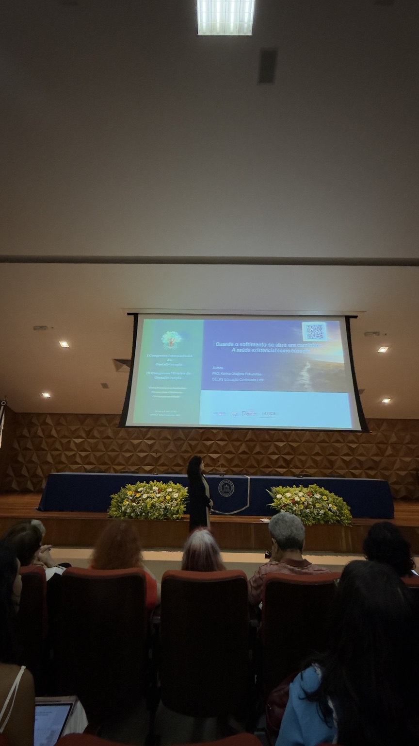 Vista do auditório e da apresentação de Karina Fukumitsu.
