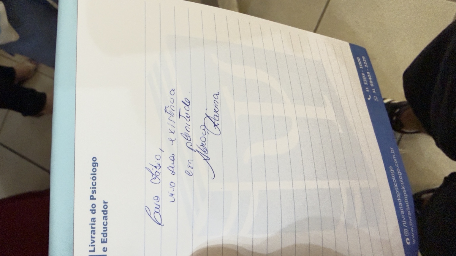 Dedicatória manuscrita de Karina em uma página de caderno.