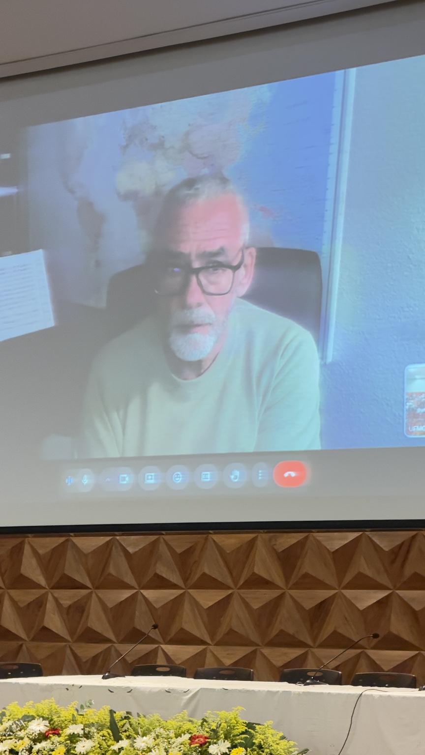 Ximo Tárrega Soler no telão, acima da mesa do auditório.